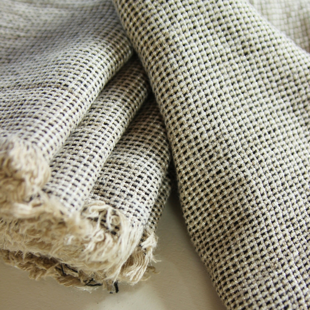 Detail von Leinen Servietten mit Fransen und Struktur