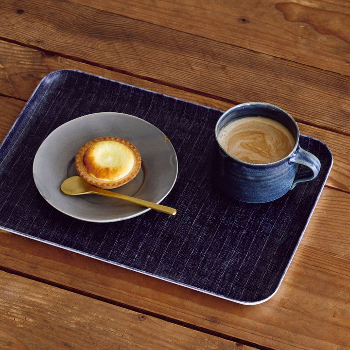 Linen Tray Harper Medium von Fog Linen Work mit Kaffee, Gebäck und Löffel auf einem Holztisch angerichtet