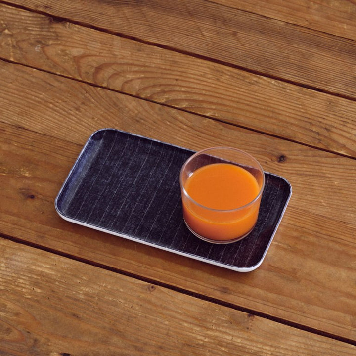Linen Tray Harper Small von Fog Linen Work mit einem Glas Saft auf einem Holztisch arrangiert
