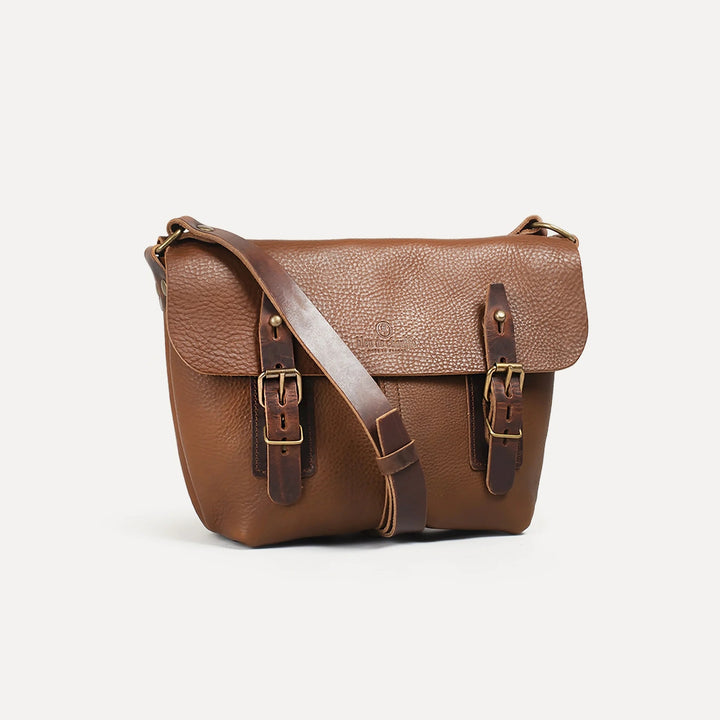 Louis Satchel Bag in der Farbe Cuba Libre mit Frontklappe und verstellbarem Schulterriemen