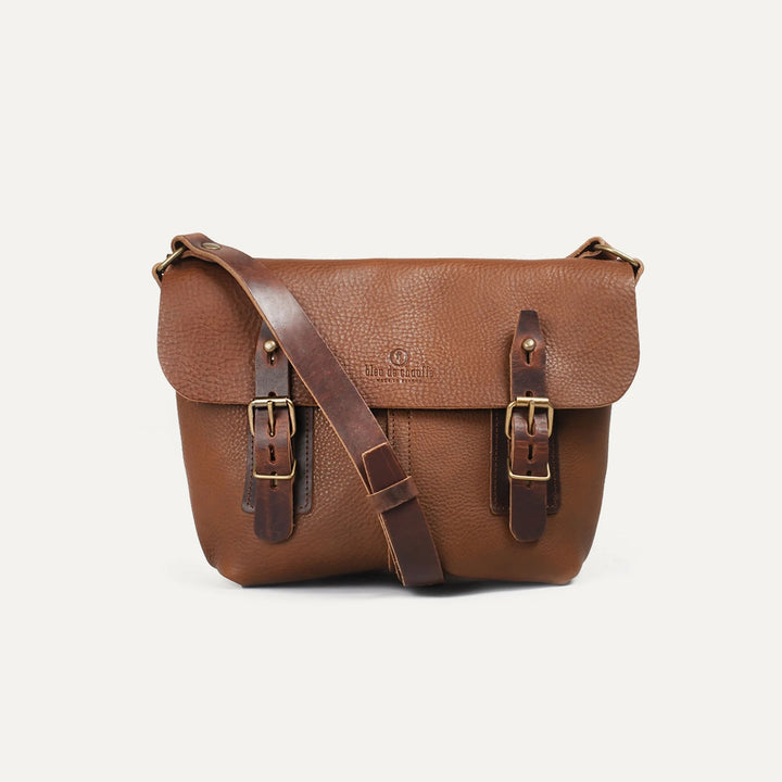 Louis Satchel Bag aus Leder in der Farbe Cuba Libre von Bleu de Chauffe in Frontansicht