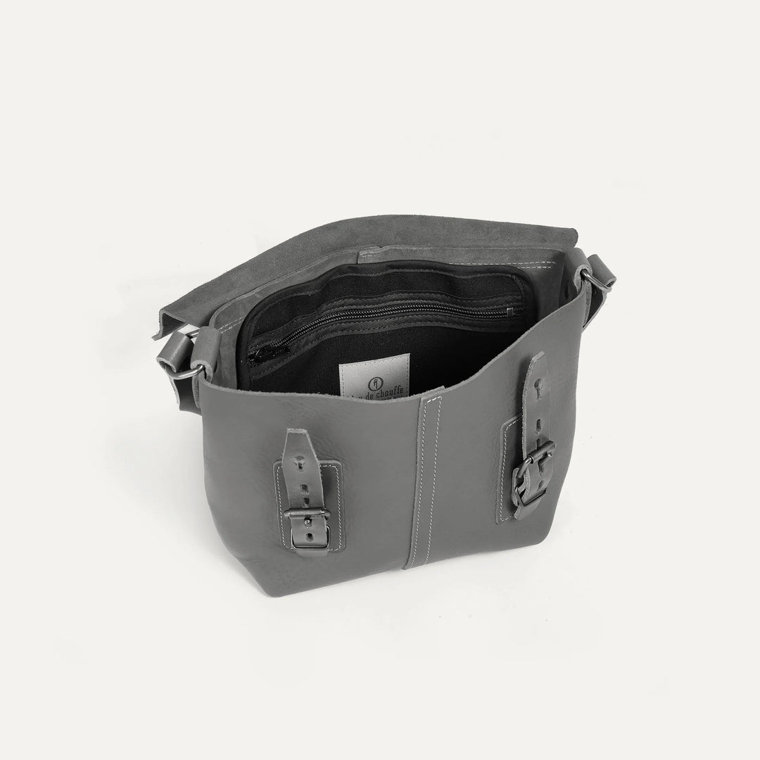 Innenansicht der Louis Satchel Bag in der Farbe Cuba Libre mit Hauptfach und herausnehmbarer Reißverschlusstasche aus Baumwolle