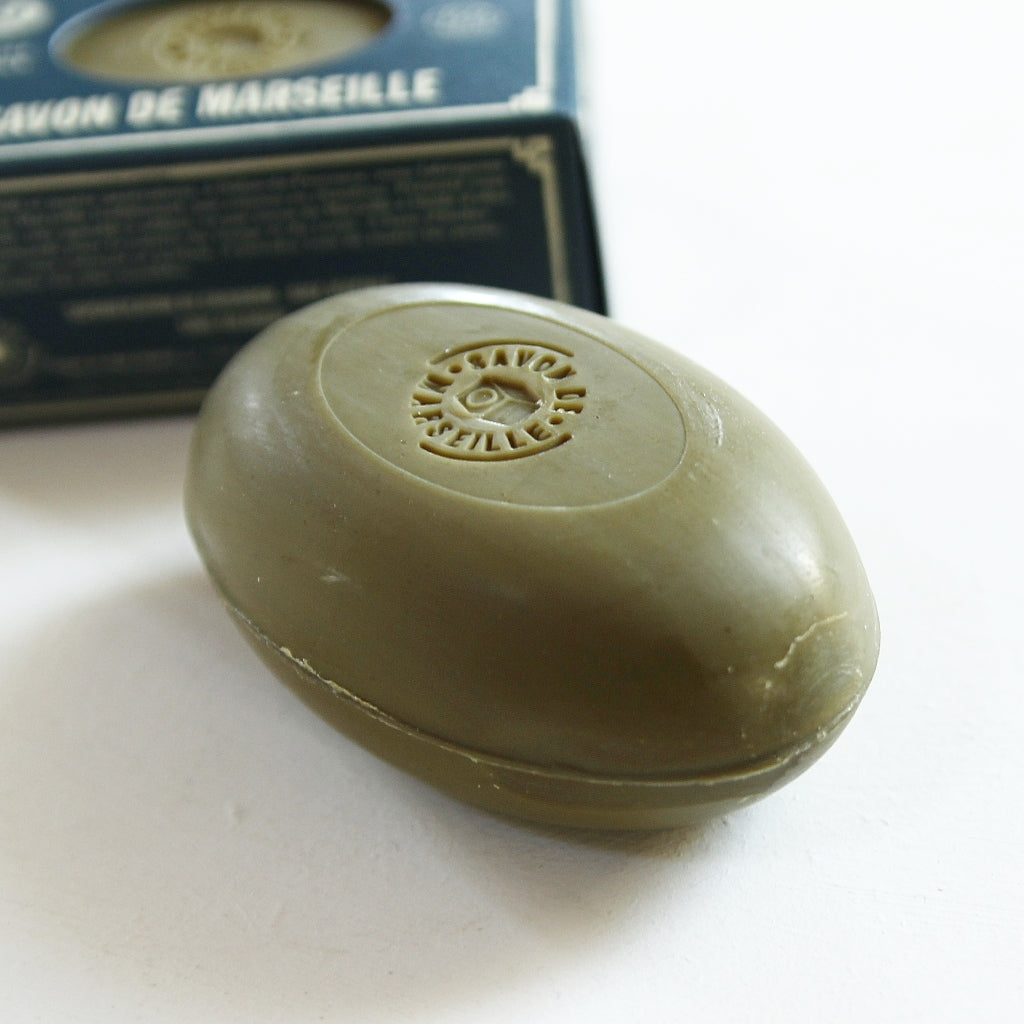 Ovale Savon de Marseille aus Olivenöl von Marius Fabre mit eingeprägtem Logo, natürliche Pflanzenölseife aus der Provence