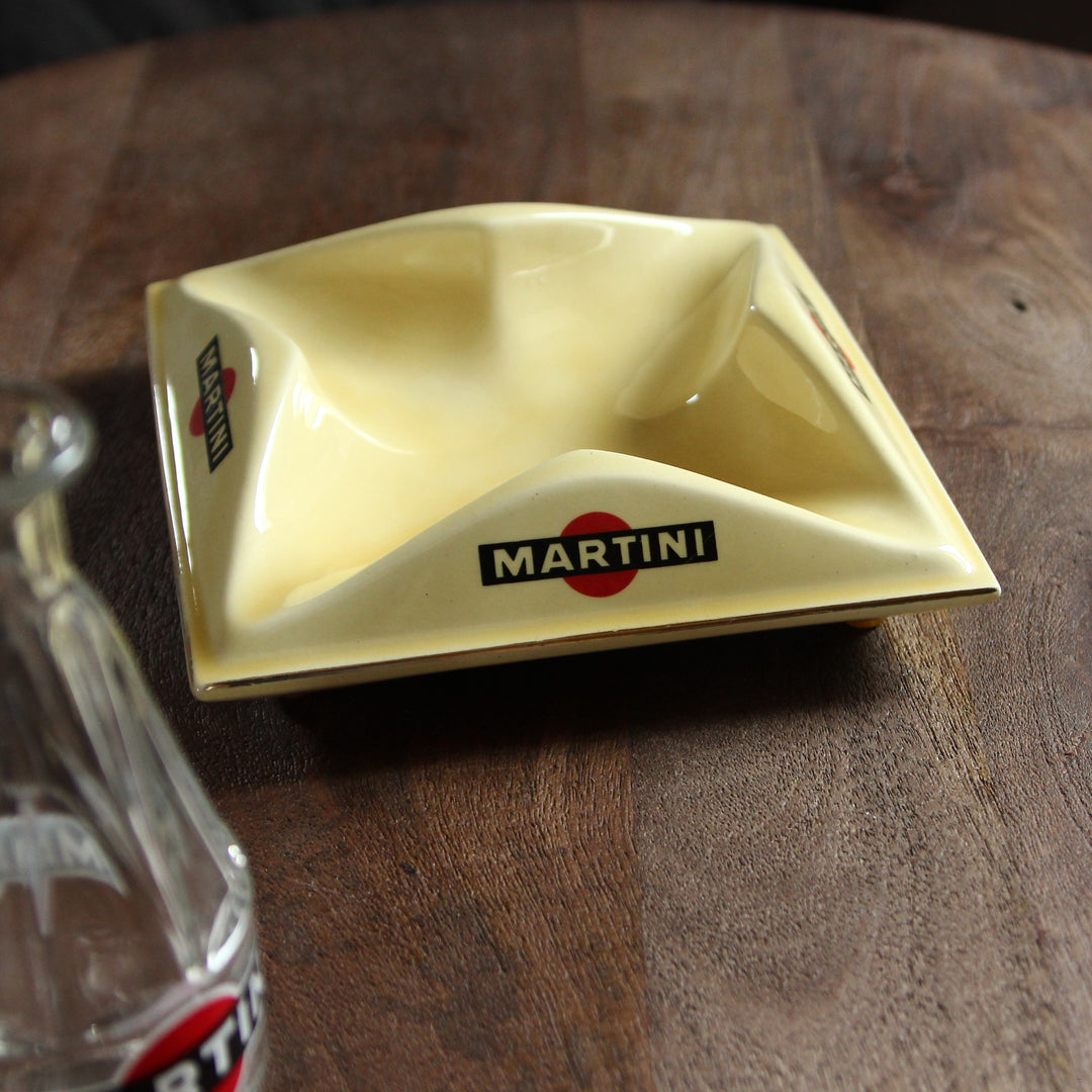 Großer cremegelber Martini Keramik-Aschenbecher von Proceram aus Frankreich mit quadratischer Form, vier Zigarettenablagen und Martini-Logo.