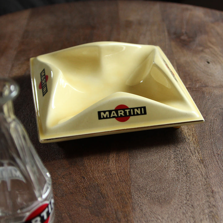 Großer cremegelber Martini Keramik-Aschenbecher von Proceram aus Frankreich mit quadratischer Form, vier Zigarettenablagen und Martini-Logo.