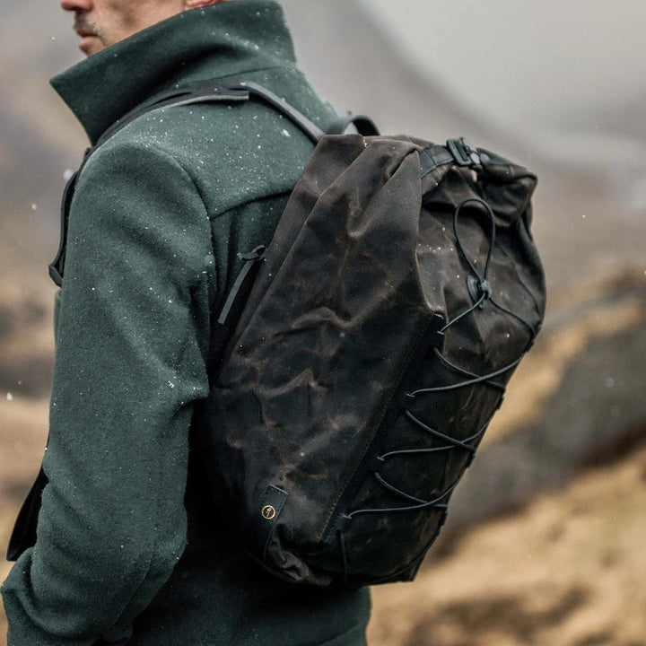Meteor Backpack Waxed getragen auf dem Rücken bei einer Wanderung