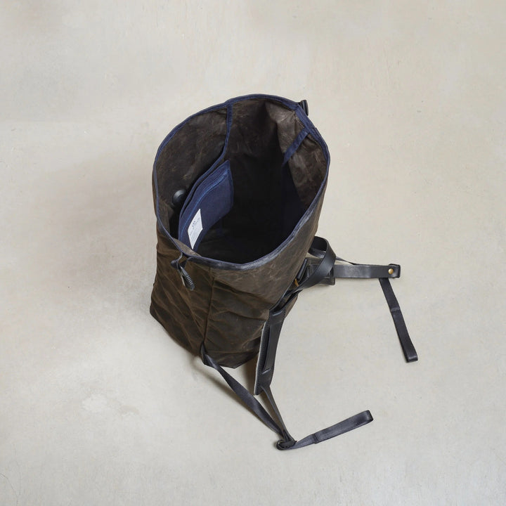 Geöffneter Meteor Backpack Waxed mit Blick auf das geräumige Innenfach 