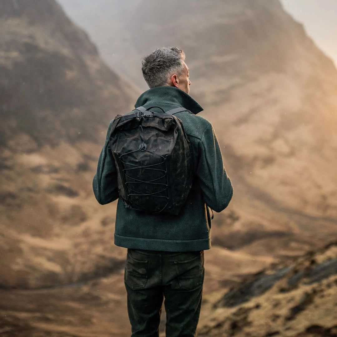 Meteor Backpack Waxed von Bleu de Chauffe im Outdoor-Einsatz in bergiger Landschaft