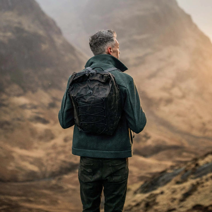 Meteor Backpack Waxed von Bleu de Chauffe im Outdoor-Einsatz in bergiger Landschaft