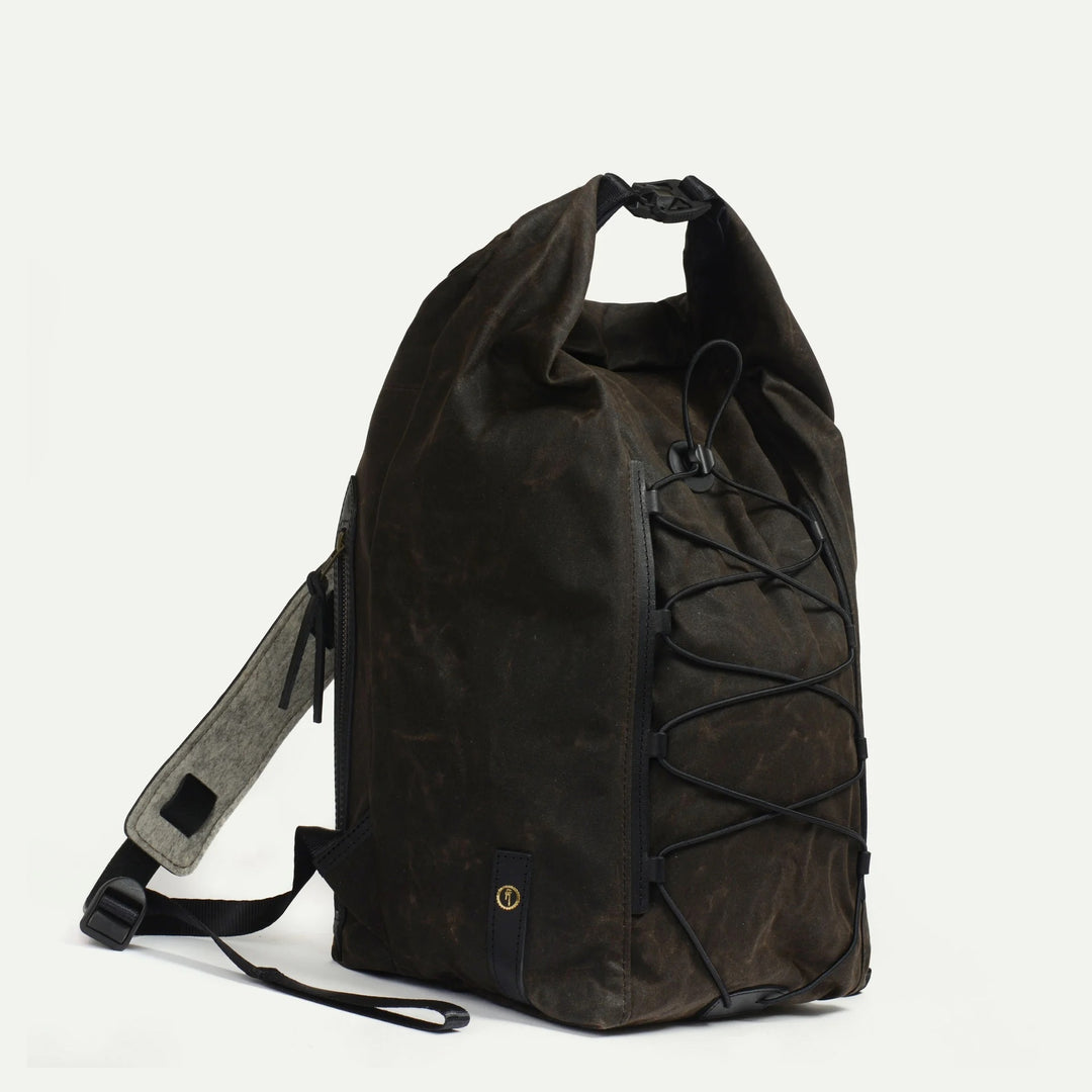 Seitenansicht des Meteor Backpack Waxed mit Rolltop-Verschluss und Tragegriff