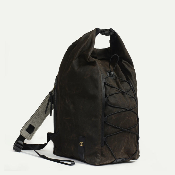 Seitenansicht des Meteor Backpack Waxed mit Rolltop-Verschluss und Tragegriff