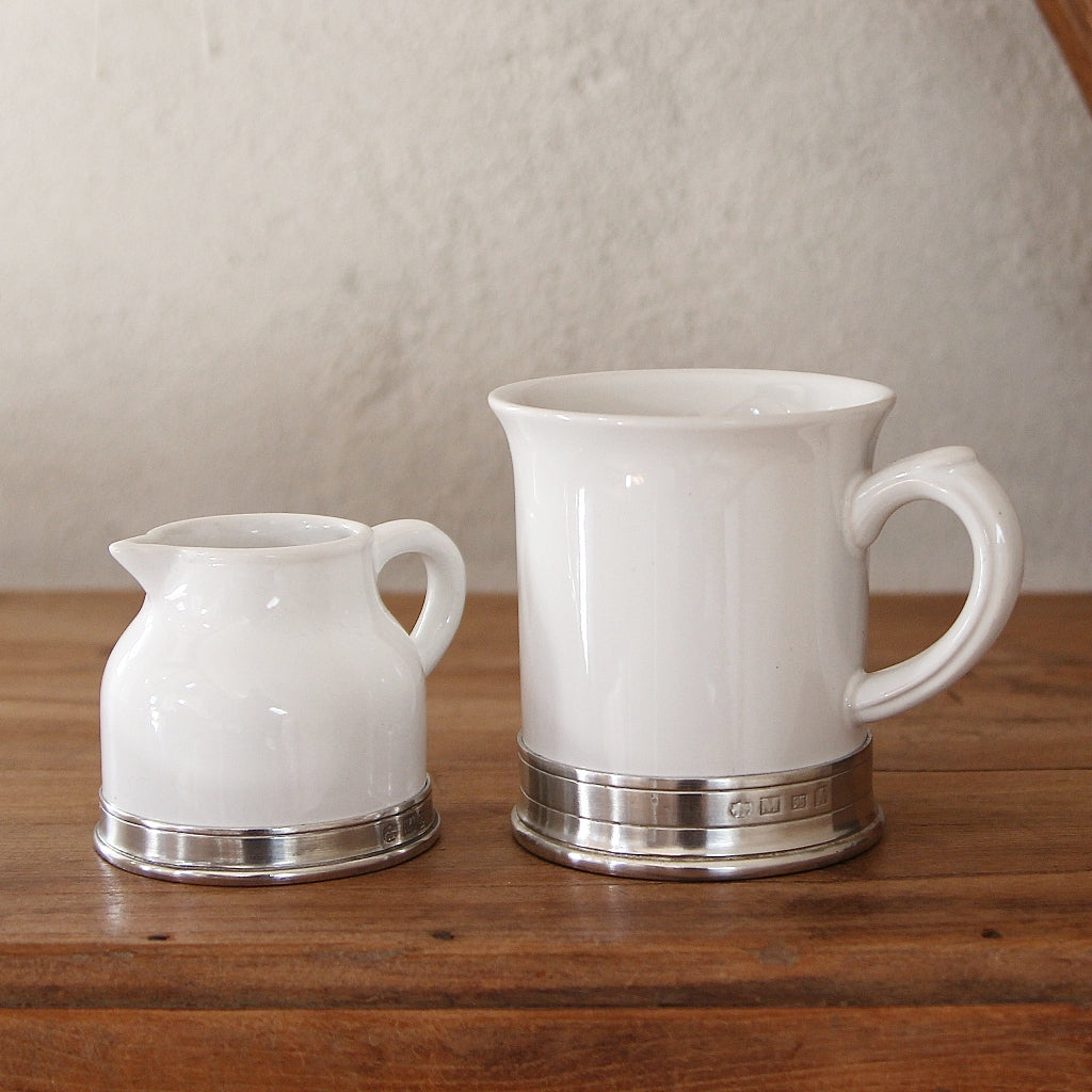 Milchkännchen Convivio aus Keramik und Zinn im Set mit größerem Krug