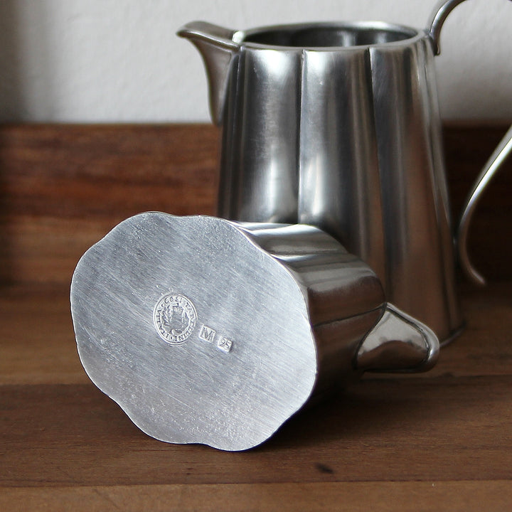 Detail des Milchkrugs Britannia mit Bodenstempel