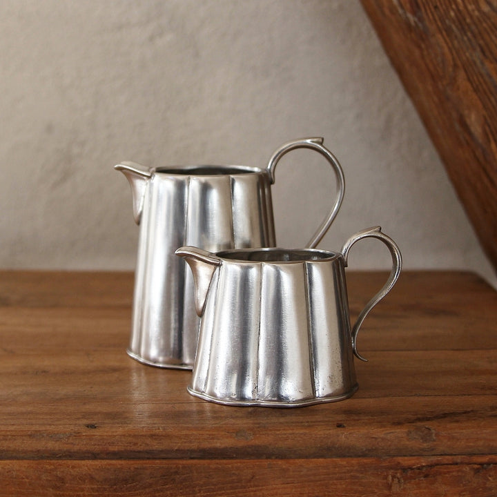 Milchkrug Britannia aus Hartzinn mit Griff und Ausguss