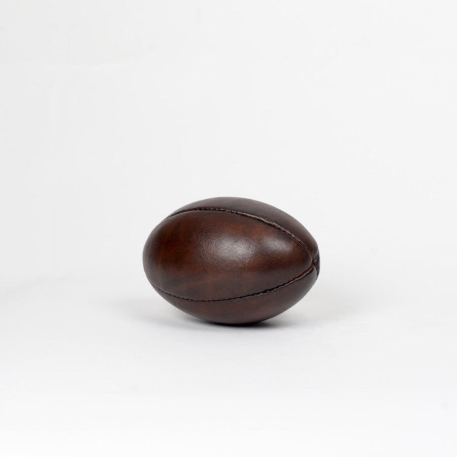 Kleiner Rugby Ball aus Leder im Vintage Stil