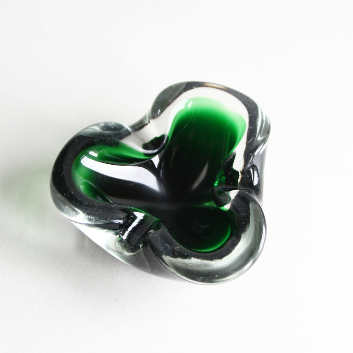 Massiver Glas-Aschenbecher im Murano-Stil mit smaragdgrünem Glaskern, klarer Glasschicht und organisch geschwungenen Rändern.