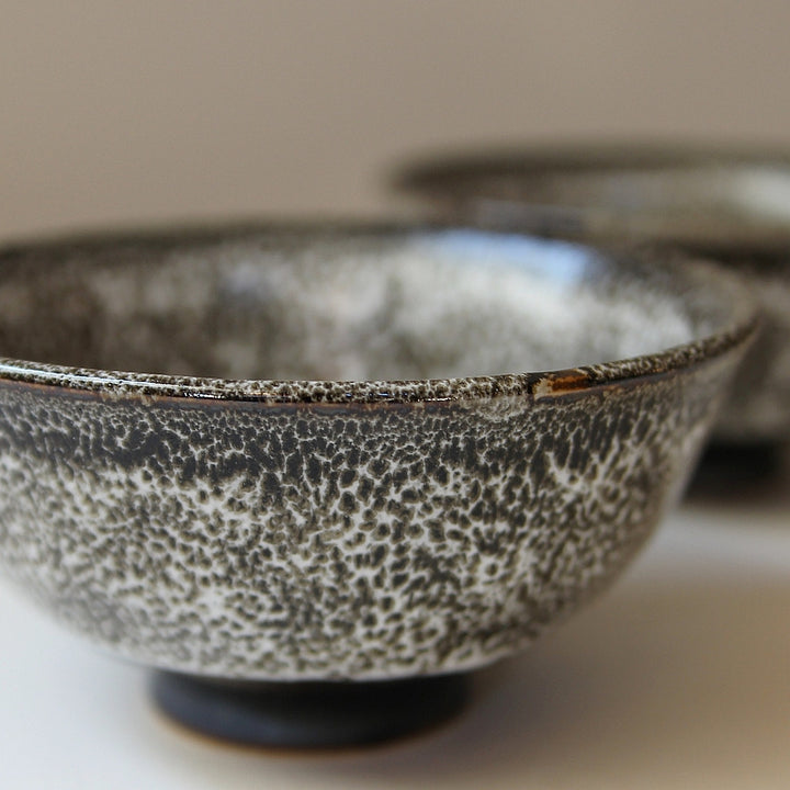 Seitliche Ansicht der japanischen Keramikschale mit Fuß