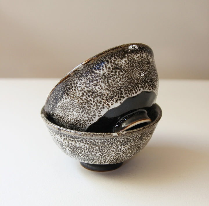 Detail der japanischen Schale mit feiner Wellenstruktur im Inneren