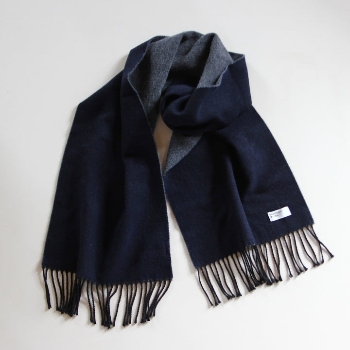Navy/Mid Grey Double Sided Scarf – beidseitig tragbarer Schal mit Fransen
