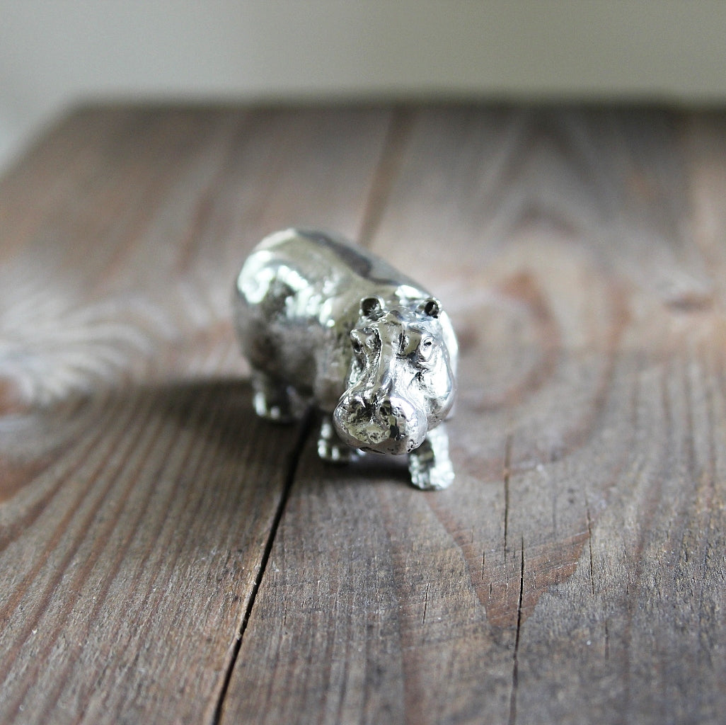 Nilpferd Skulptur aus Hartzinn in schräger Frontansicht