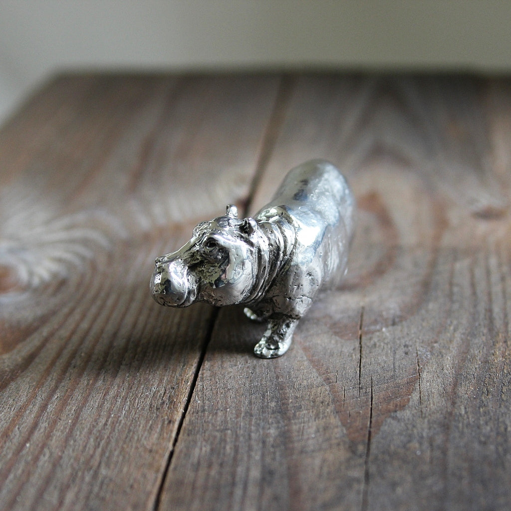 Nilpferd Skulptur aus Hartzinn in Frontansicht