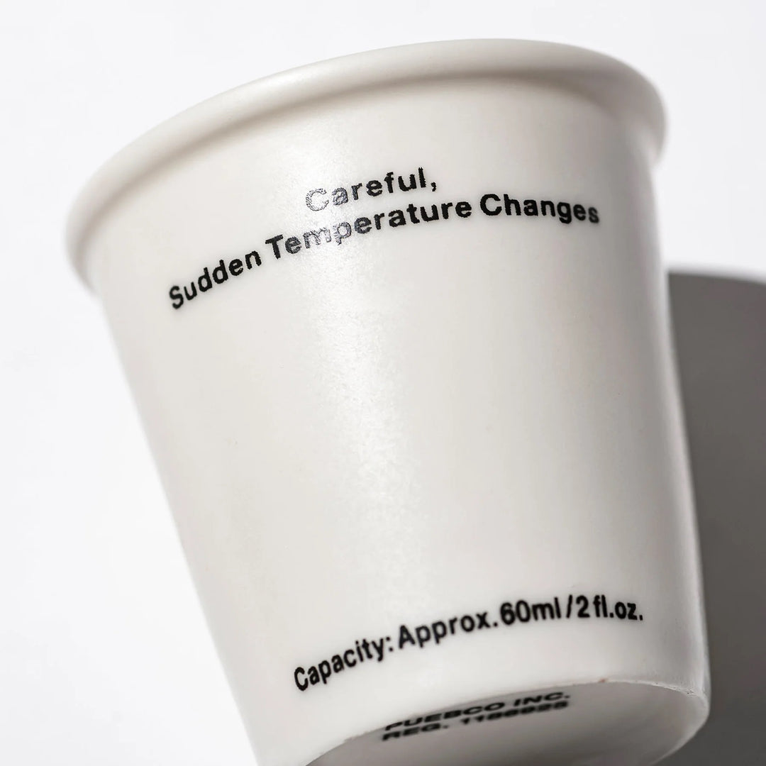 Detail eines Keramik Espresso Bechers mit minimalistischer Beschriftung