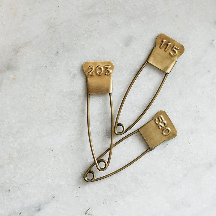 Broche numérotée en laiton