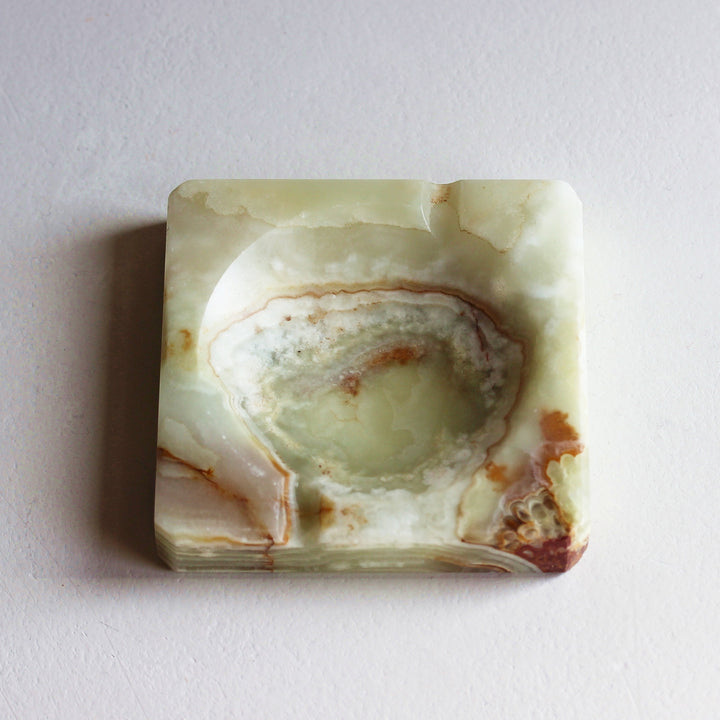 Quadratischer Onyx Aschenbecher mit natürlicher Maserung in Creme, Hellgrün und Rotbraun aus den 1960er/70er Jahren.