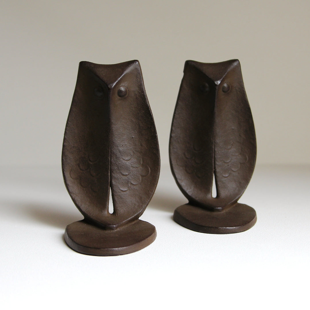 Owl Bookends – zwei japanische Buchstützen aus Gusseisen in Eulenform, entworfen von Tadahiro Baba