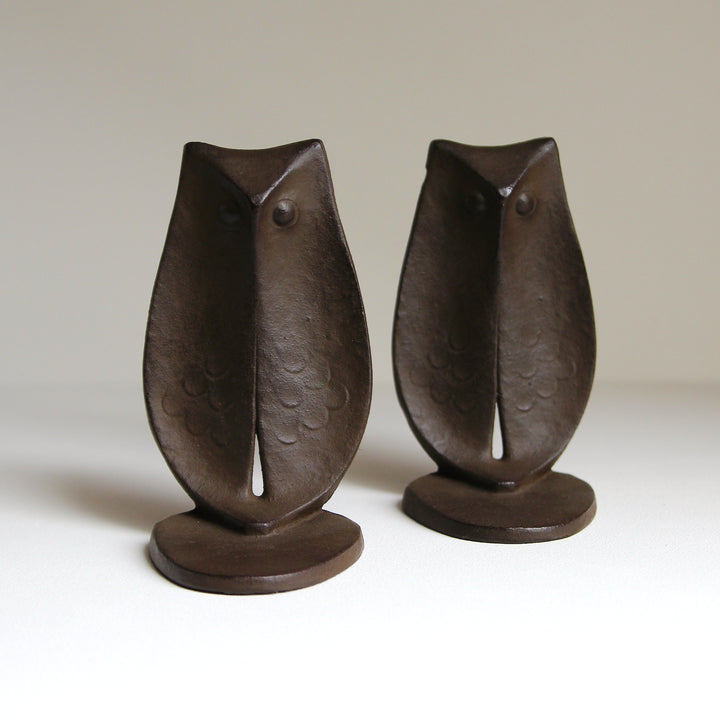 Owl Bookends – zwei japanische Buchstützen aus Gusseisen in Eulenform, entworfen von Tadahiro Baba