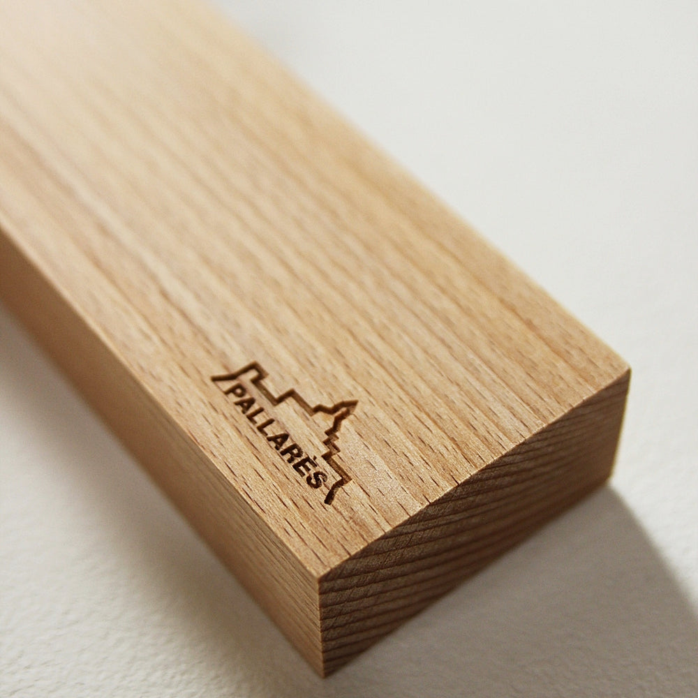 Detail der Messerleiste aus Buchenholz mit Pallarès Solsona Logo