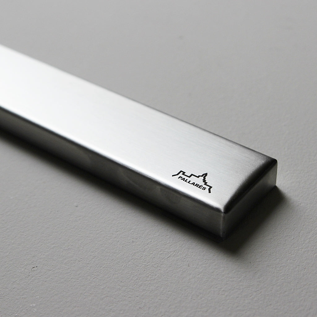 Detail der Edelstahl Messerleiste mit graviertem Pallarès Solsona Logo