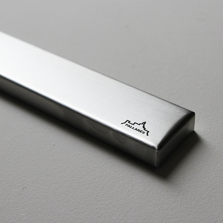 Detail der Edelstahl Messerleiste mit graviertem Pallarès Solsona Logo