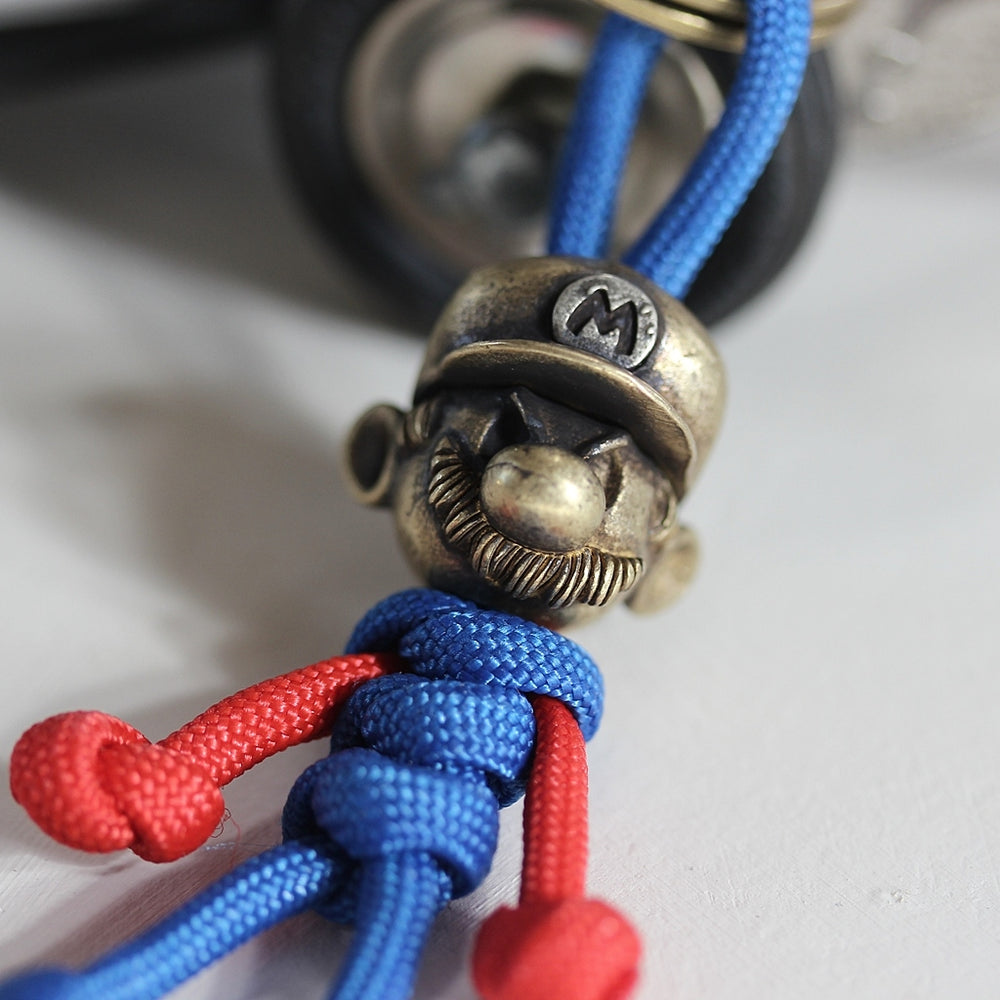 Detail eines handgefertigten Paracord Schlüsselanhängers in Figurenform