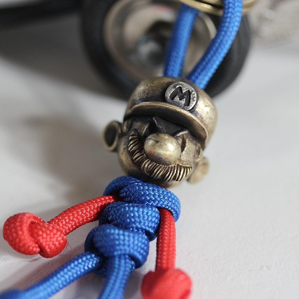 Detail eines handgefertigten Paracord Schlüsselanhängers in Figurenform