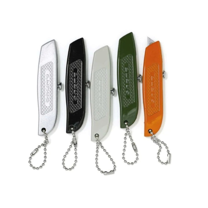 Utility Knife von Penco in verschiedenen Farbvarianten mit Kugelkette
