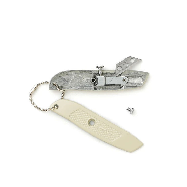 Geöffnetes Utility Knife von Penco mit sichtbarer Klingenführung