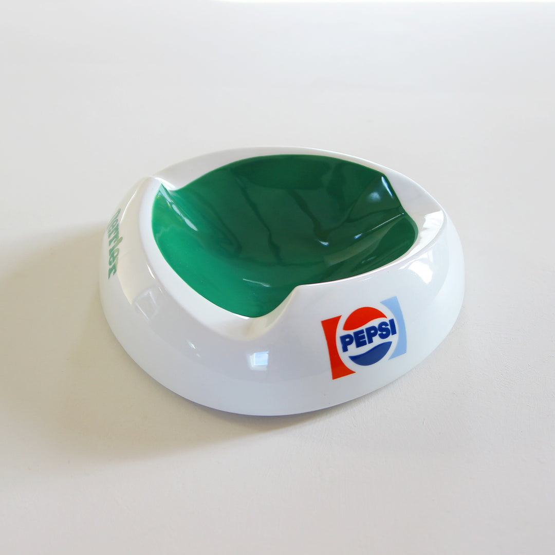 Großer französischer Keramik-Werbeaschenbecher für Pepsi, Perrier und Pschitt mit weißer Außenseite, grüner Innenschale und breiten Zigarettenablagen.