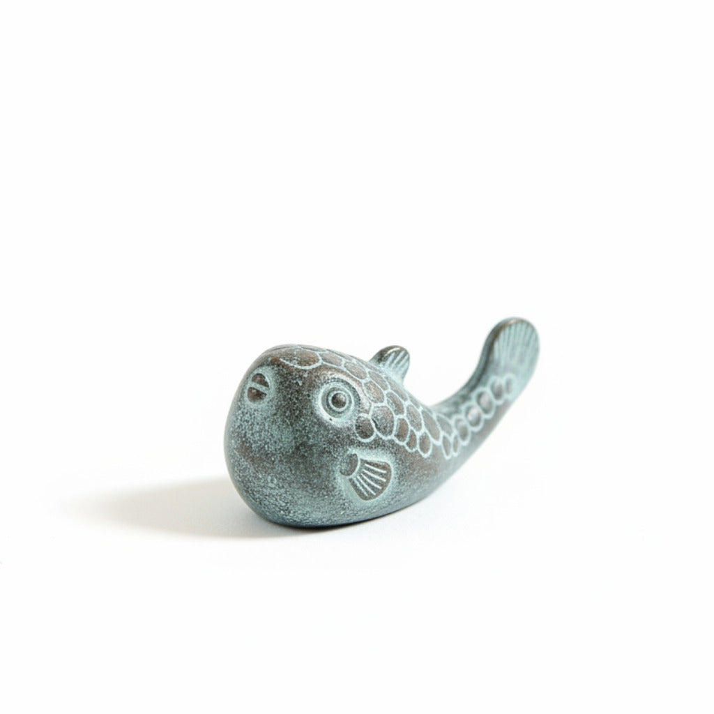 Detailansicht des Pufferfish Paperweight aus massiver Bronze von Sumitani Saburo Shoten auf einer Leinenoberfläche
