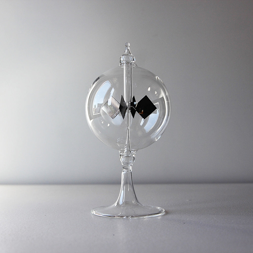 Radiometer aus Glas mit rotierendem Flügelrad nach dem Prinzip der Crookes'schen Lichtmühle