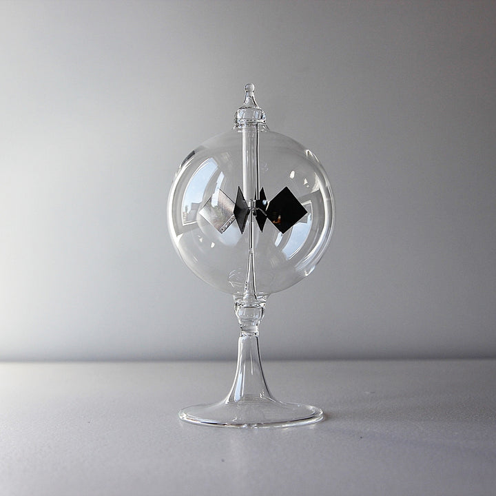 Radiometer aus Glas mit rotierendem Flügelrad nach dem Prinzip der Crookes'schen Lichtmühle