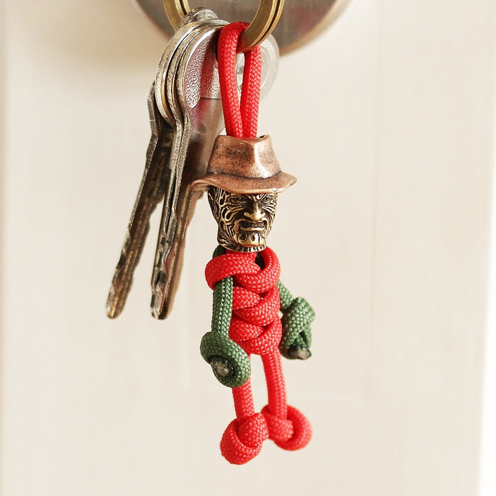 Freddy Krueger Schlüsselanhänger aus Messing mit rotem Paracord, Detailansicht am Schlüsselbund