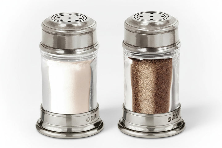 Detail der Salz- und Pfefferstreuer aus Glas mit Zinnrand