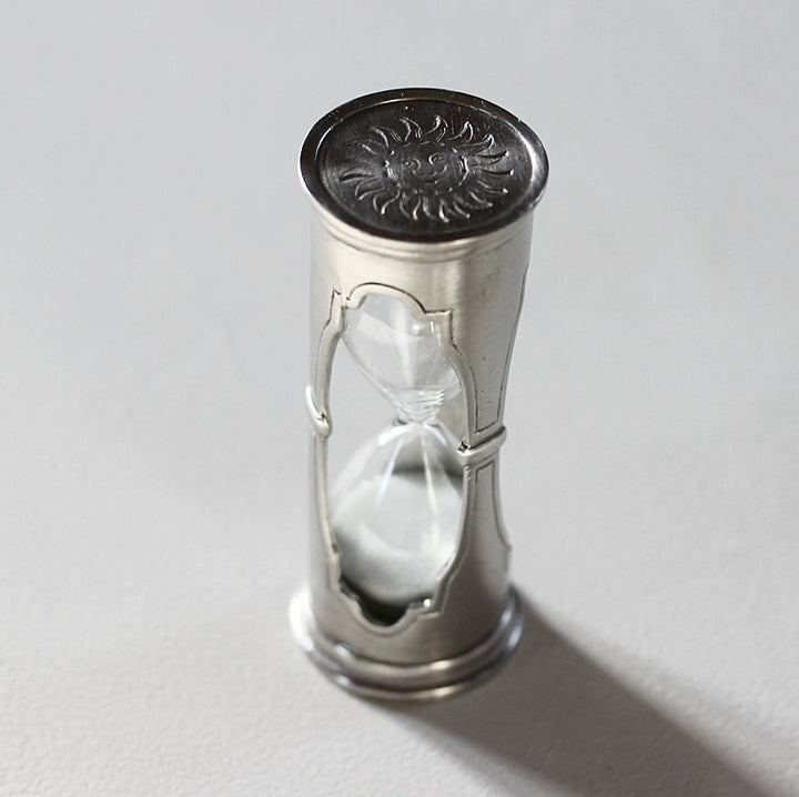Sanduhr Euclide aus Hartzinn und Glas in Detailansicht