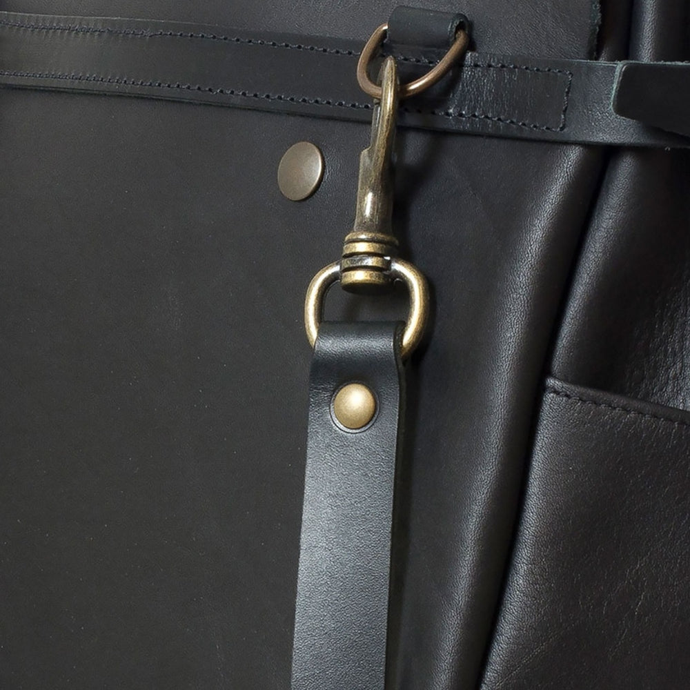 Leder Schultergurt an Tasche befestigt