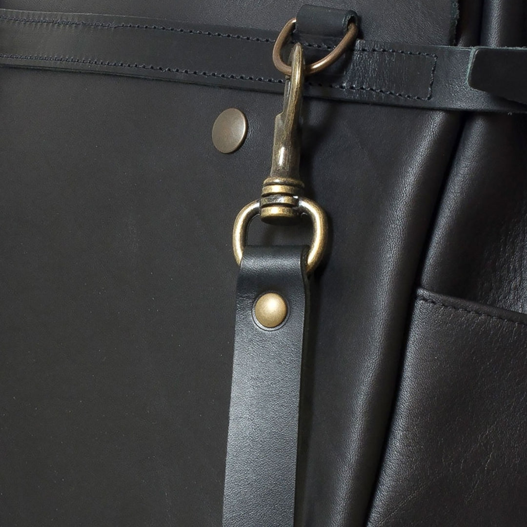 Leder Schultergurt an Tasche befestigt