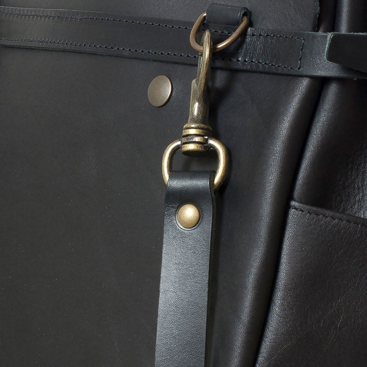 Leder Schultergurt an Tasche befestigt