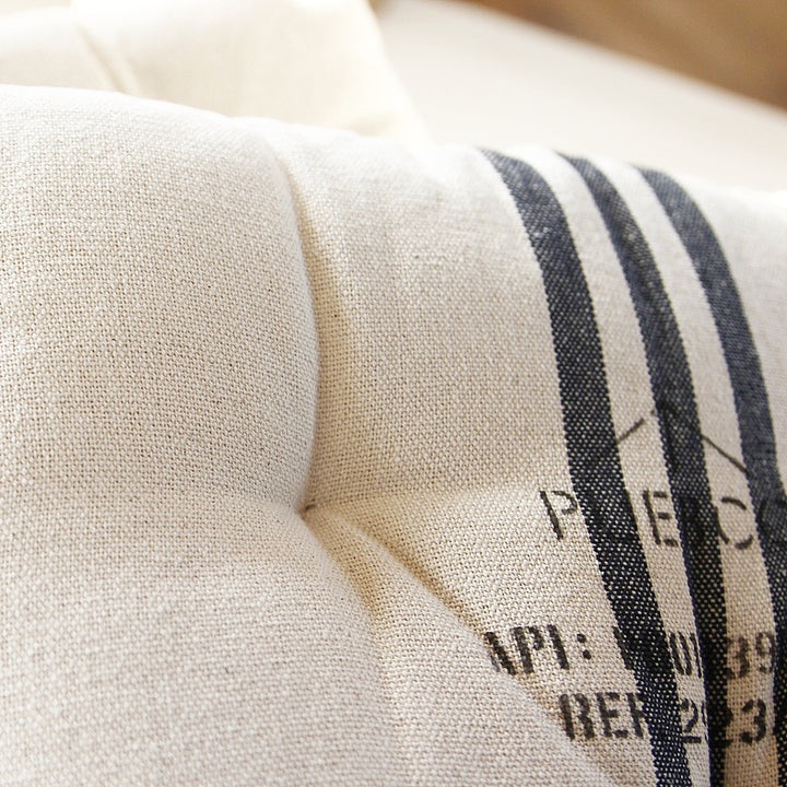 Detail des Sitzkissens French Navy mit Baumwollstoff und Streifen