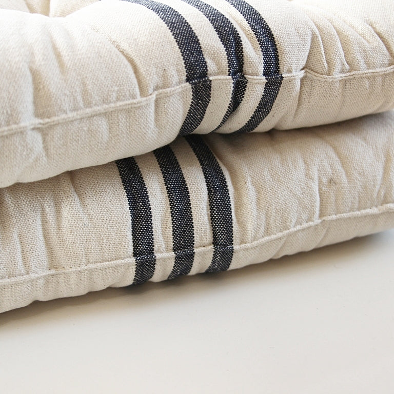 Mehrere Sitzkissen French Navy von Puebco gestapelt