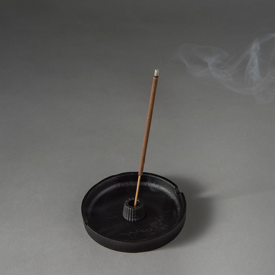 Smoke Tray Black aus Gusseisen – Räucherstäbchenhalter und Aschenbecher aus Japan